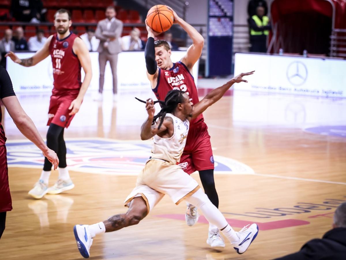 Ludde Hakanson, del UCAM Murcia, protege el balón ante el local Moody.