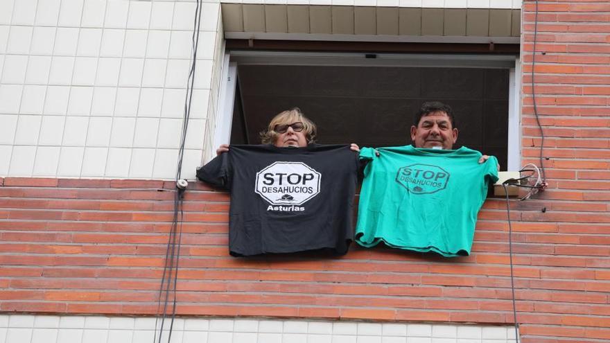 Nazario y Loli en la ventana de su casa