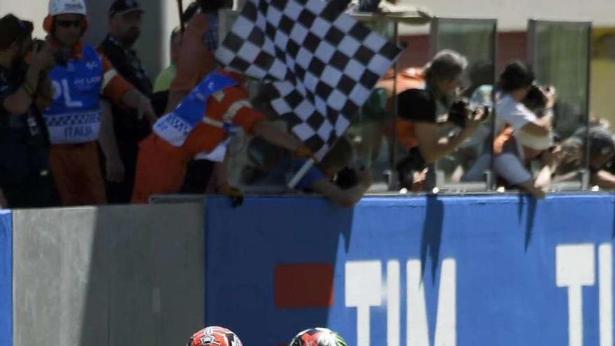 Jorge Lorenzo cruza la meta por delante de Marc Márquez ayer en Mugello.