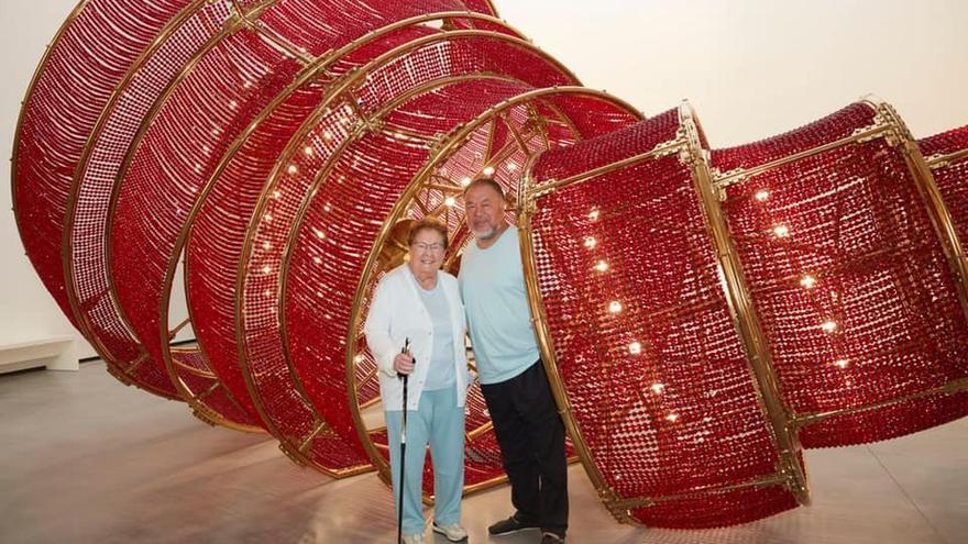 Junto a ‘Descending Light’ posan Helga de Alvear y Ai Weiwei en el Museo de Arte Conteporáneo de Cáceres.