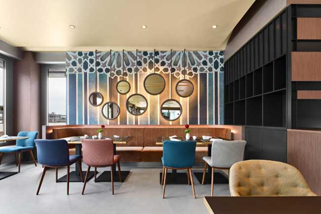 El restaurante a la carta Arnulf´s ofrece gastronomía de alto nivel con platos de la cocina local e internacional. La carne y el pescado son mayoritariamente de origen bávaro y los proveedores como la panadería ecológica Mauerer, la quesería Tölzer Käsladen, la destilería Lantenhammer o la chocolatería Clement de Múnich completan la oferta regional