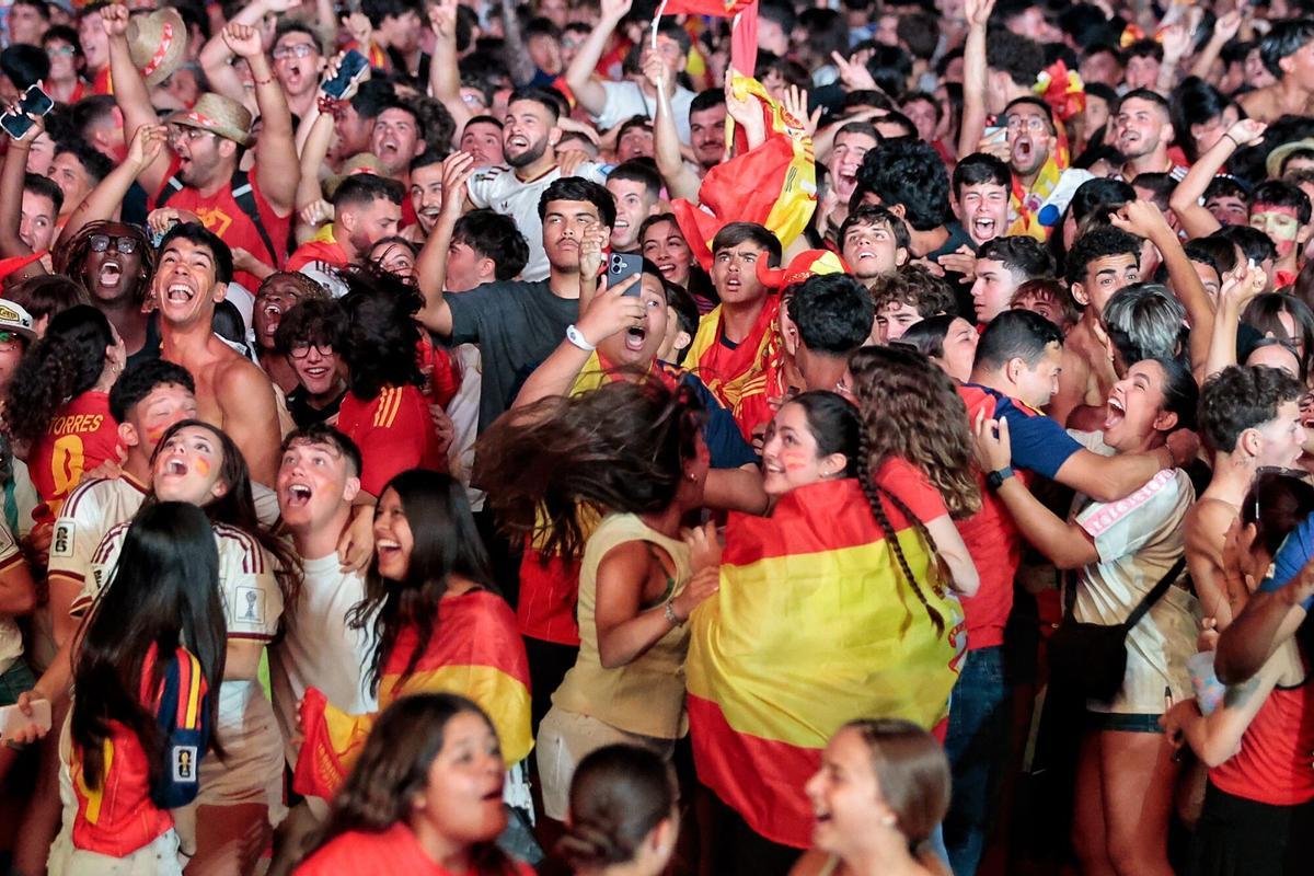 Imágenes del ambiente del partido de España en Santa Cruz