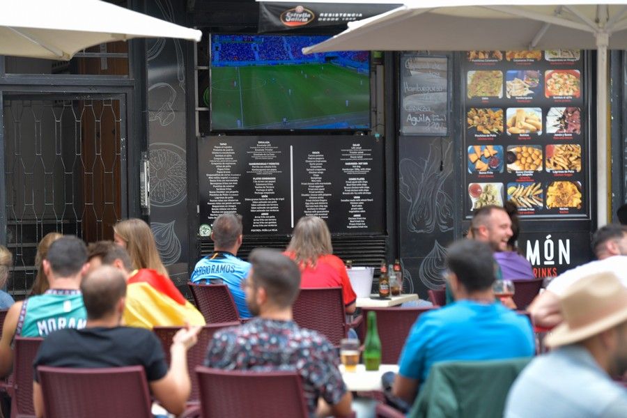 Aficionados ven en la capital grancanaria el partido de España en cuartos de final de la Eurocopa