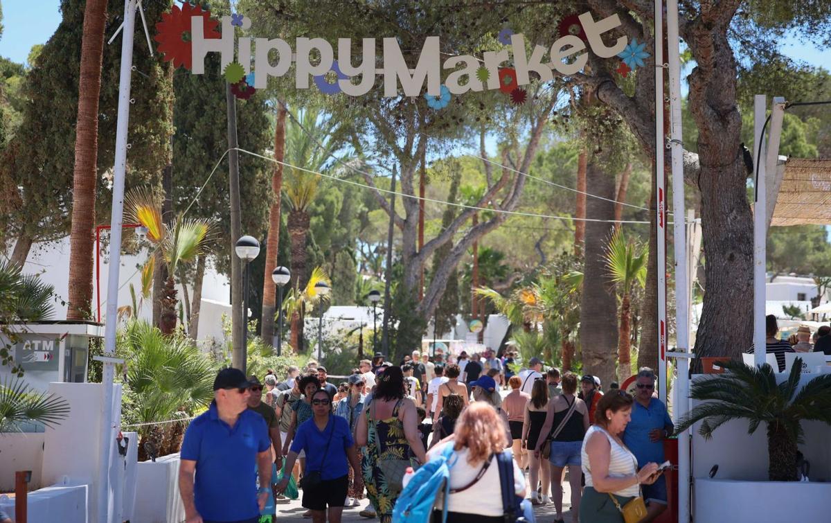 Afluencia de gente en la entrada del Hippy Market de Punta Arabí en la mañana de ayer. | MARCELO SASTRE