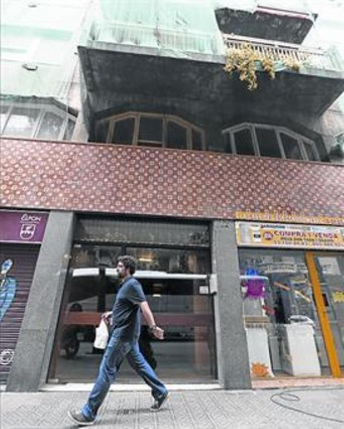 L’edifici del carrer d’Entença, on hi havia la gestoria de la trama.