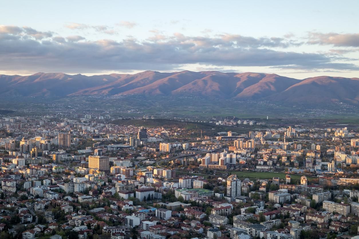 Vista aérea de Skopje, la capital rodeada de montañas de Macedonia del Norte