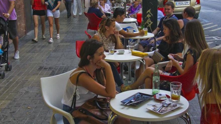 Imagen de archivo de una terraza en la vía pública de Alcoy