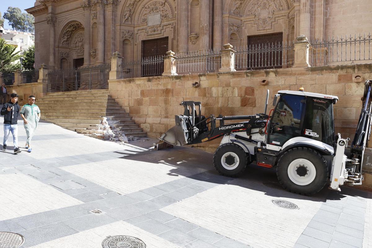 Las máquinas comenzaban esta mañana a demoler las escaleras de San Patricio.