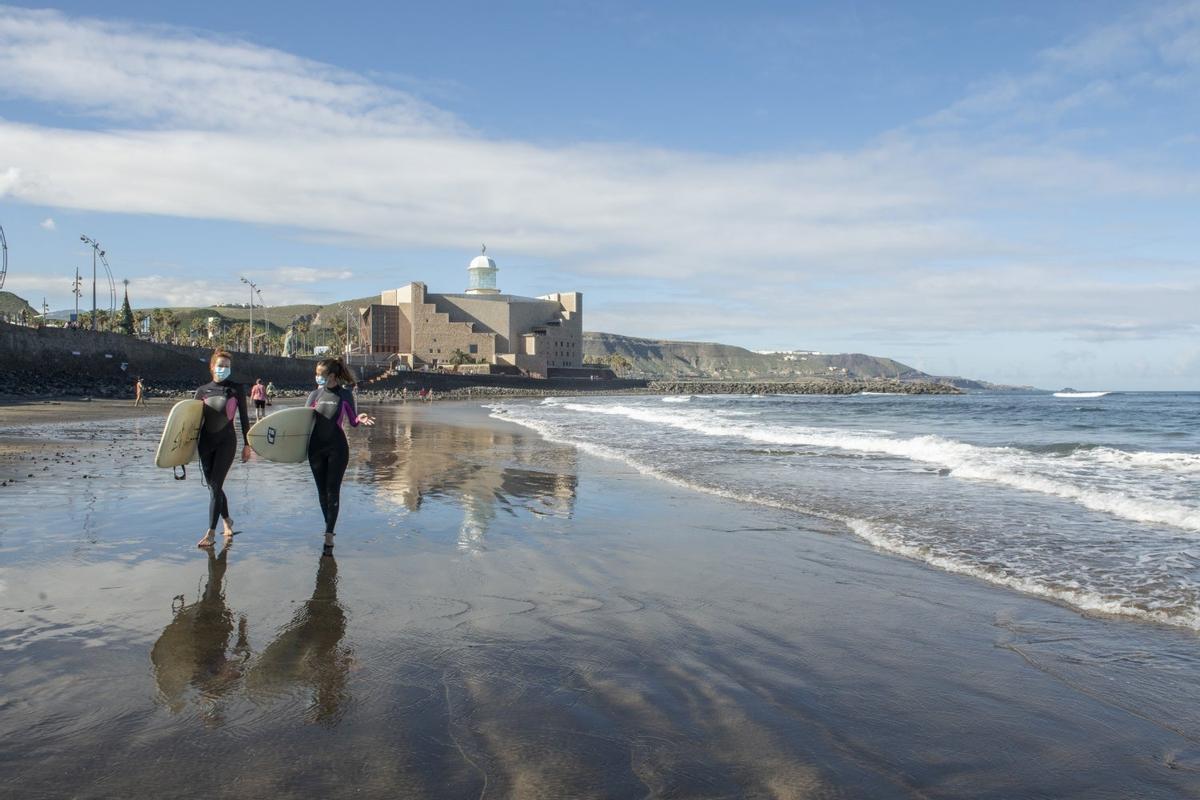 Surf en la playa de Las Canteras