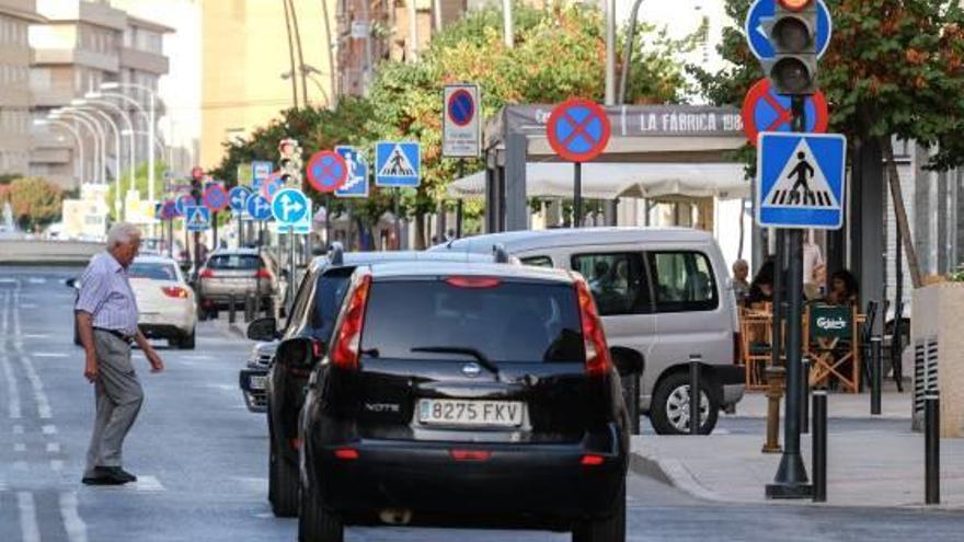 La Gran Avenida de Elda tiene ocho semáforos y diez pasos de cebra en 600 metros lineales.