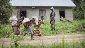 Mujeres en Beni, en el este de la República Democrática de Congo, observadas por un soldado de la ONU.