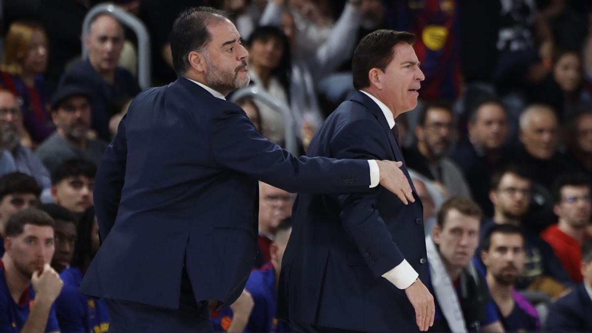 Un indignado Xavi Pascual con los colegiados acabó expulsado, a pesar de los intentos de Íñigo Zorzano de calmarle