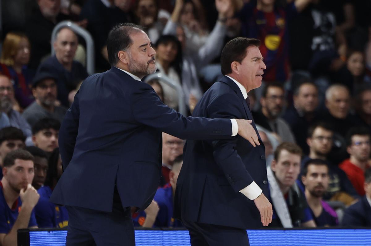 Un indignado Xavi Pascual con los colegiados acabó expulsado, a pesar de los intentos de Íñigo Zorzano de calmarle