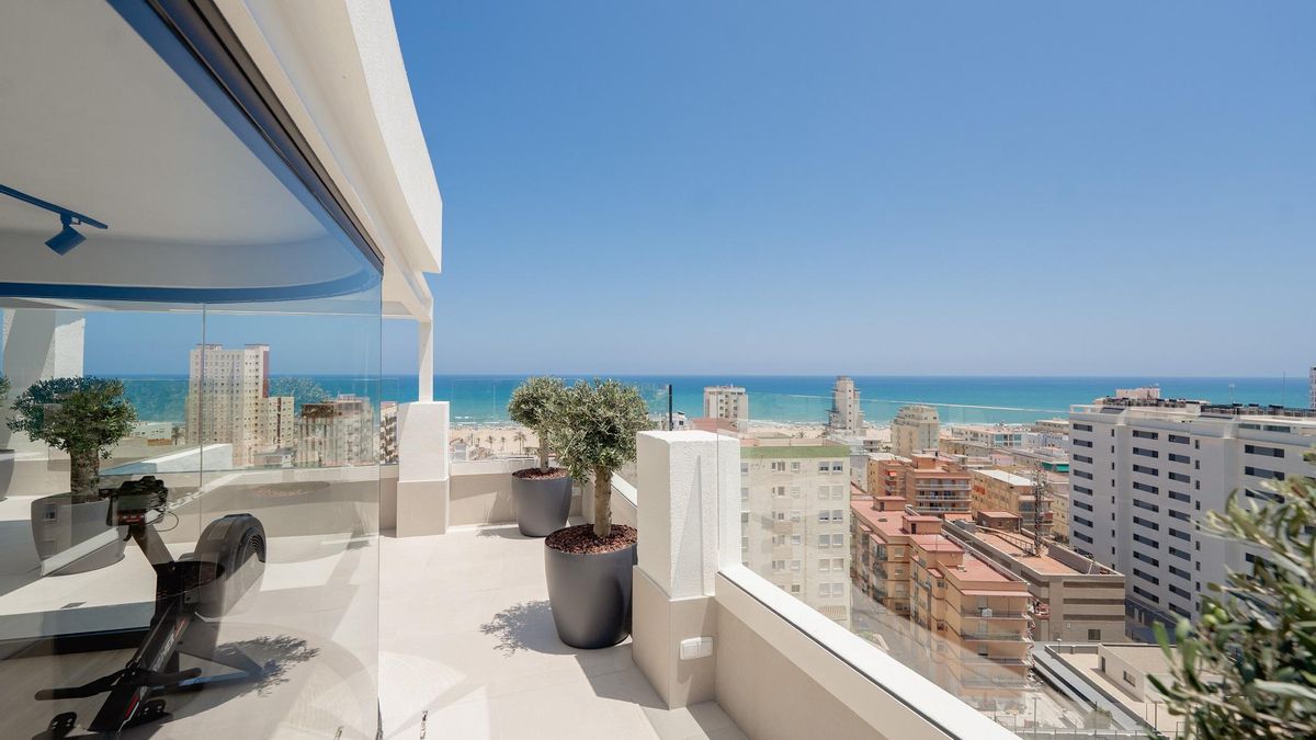 El gimnasio y la terraza del nuevo hotel de la playa de Gandia.