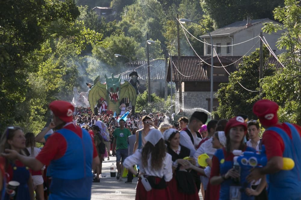 Descenso Folklórico del Nalón 2019: 40 carrozas y más de 4.000 personas