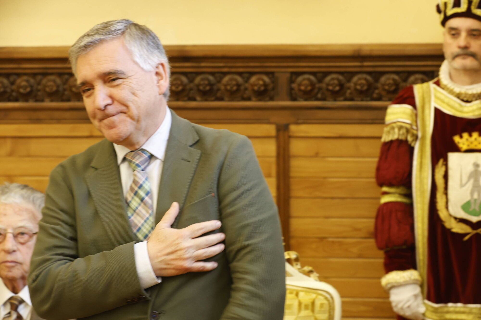 EN IMÁGENES: Gijón honra a sus vecinos ejemplares, ahora sí, tras la interrupción provocada por el apagón