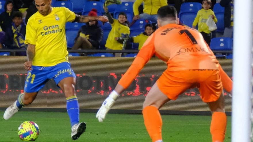 El mediapunta y capitán de la UD Las Palmas Jonathan Viera Ramos prepara el disparo ante el meta Andrés Fernández.  | | J. C. GUERRA