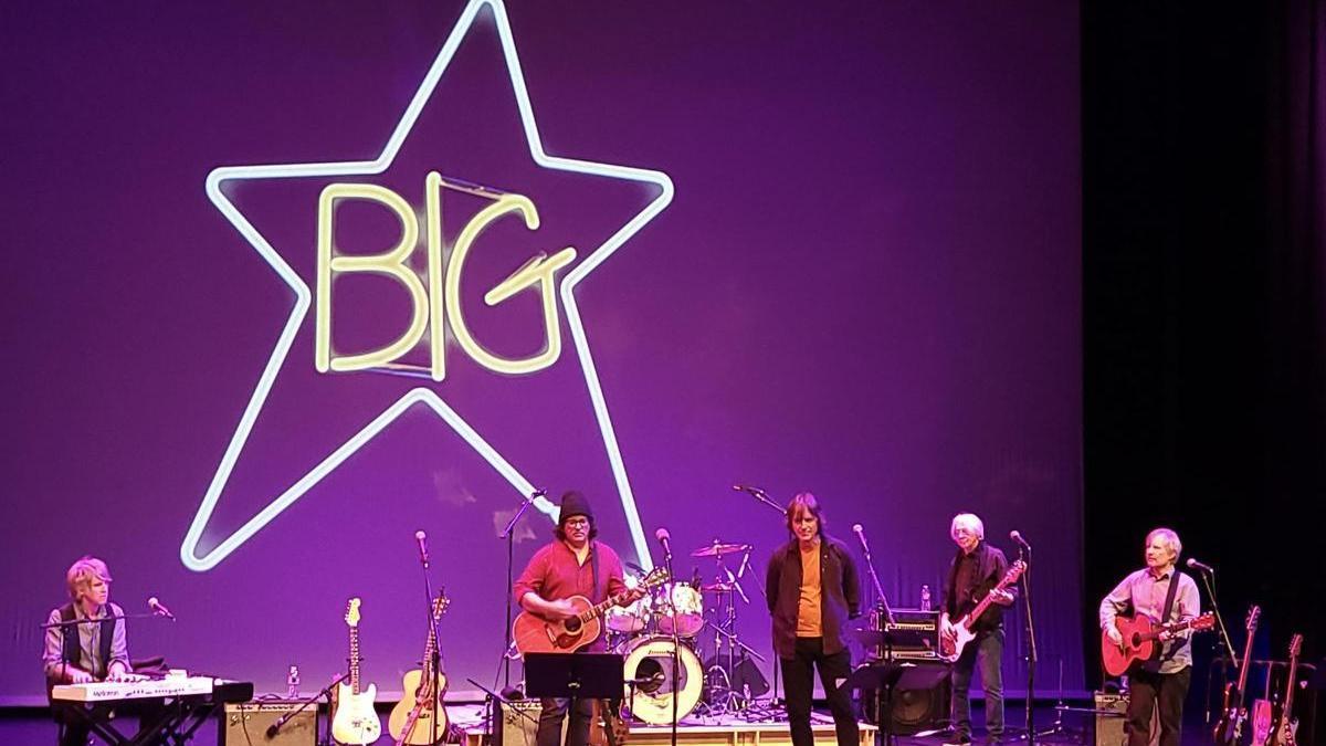 De izquierda a derecha, Pat Sansone, Jon Auer, Jody Stephens, Mike Mills y Chris Stamey, en una actuación de The Music of Big Star.