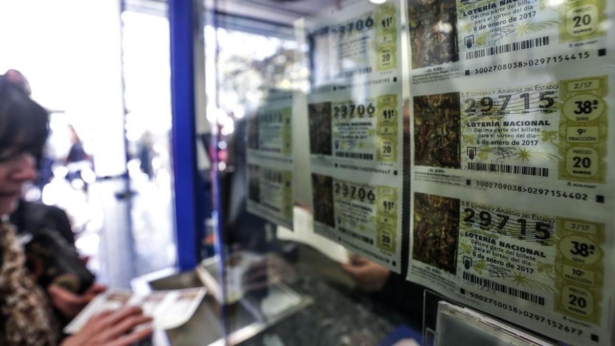 zentauroepp36760664 gra112  valencia  04 01 2Una mujer compra varios décimos de El Niño, este miércoles, en una administración de lotería de València.