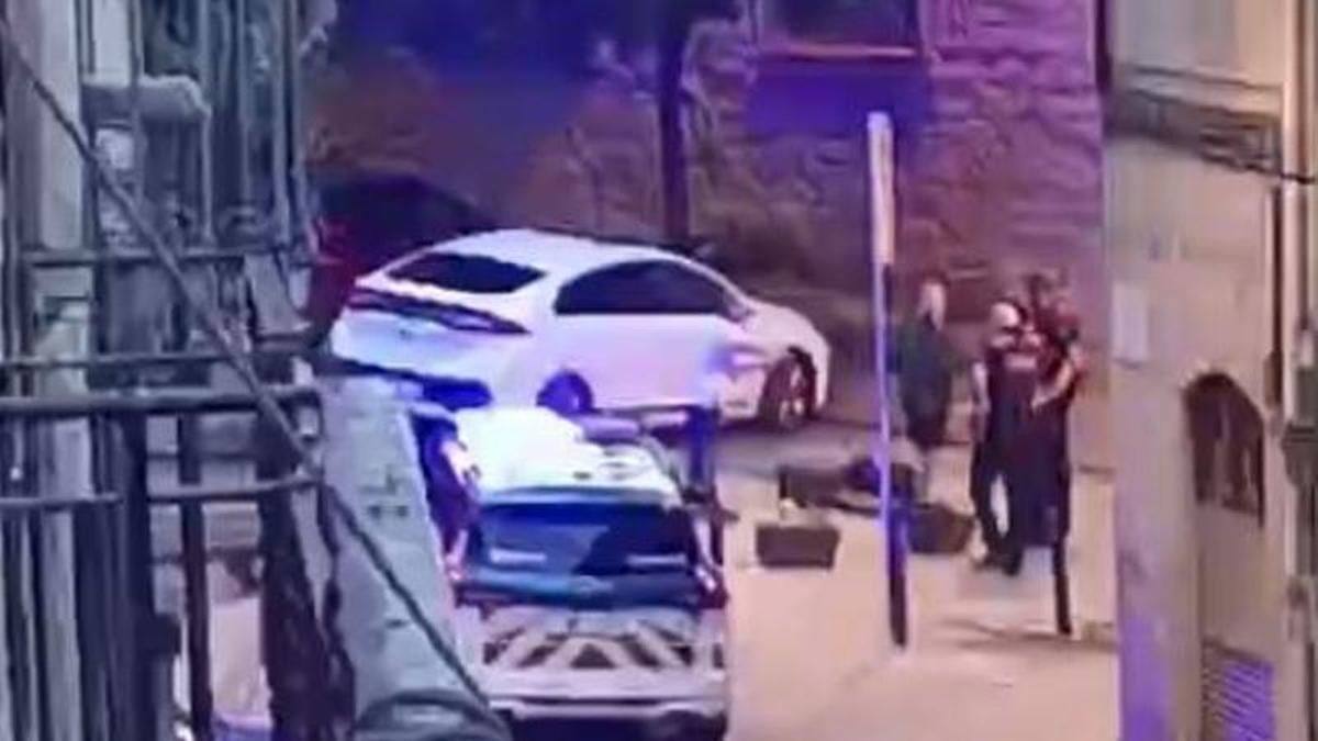 Els Mossos d'esquadra al lloc dels fets, a la Baixada de la Seu