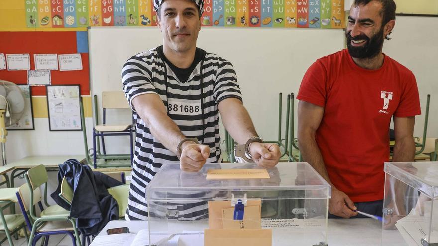 ¿Por qué este miembro de una mesa electoral en Alicante va disfrazado de preso?
