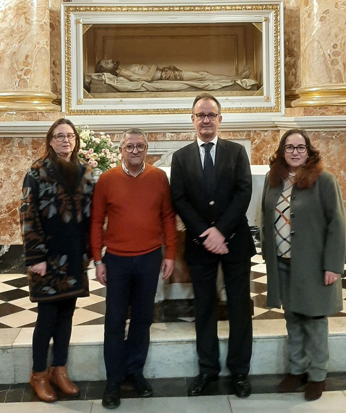 Manuel Mata, junto a los responsables de la Junta Central de Semana Santa.