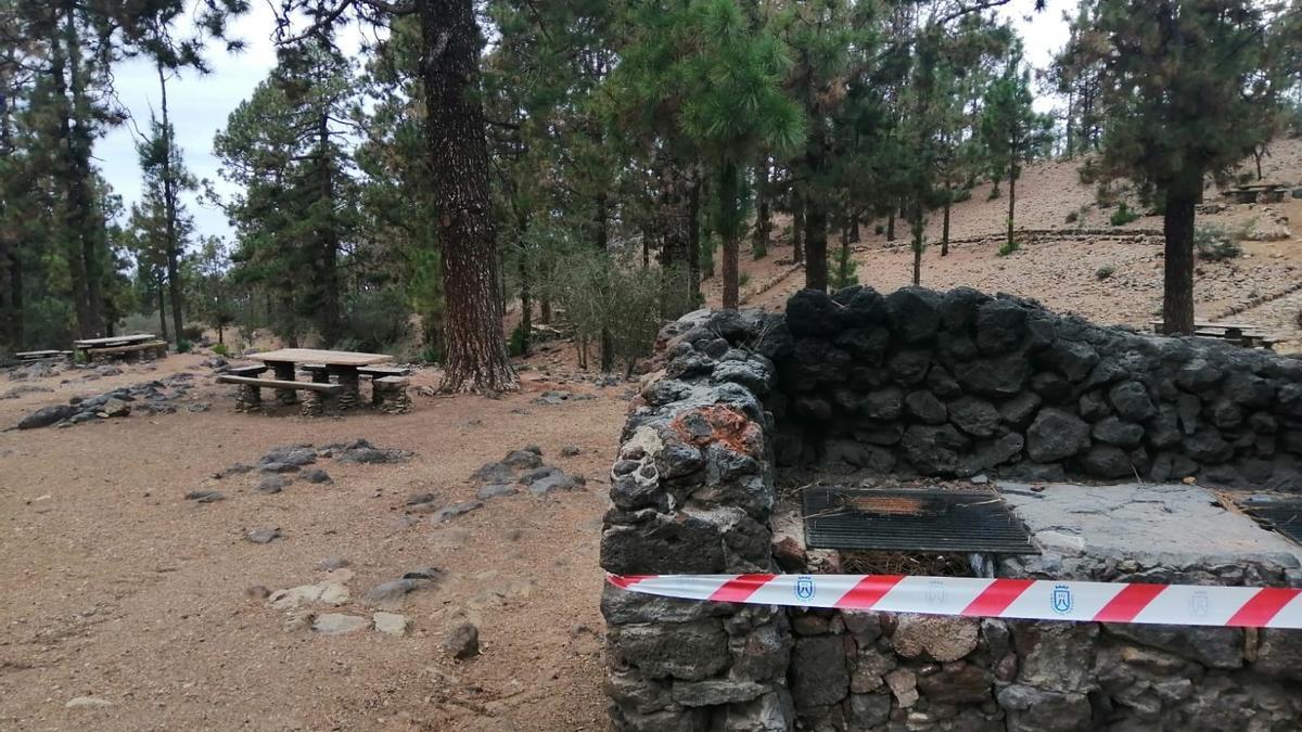 Archivo - Imagen de un área recreativa del Cabildo de Tenerife con fogones precintados