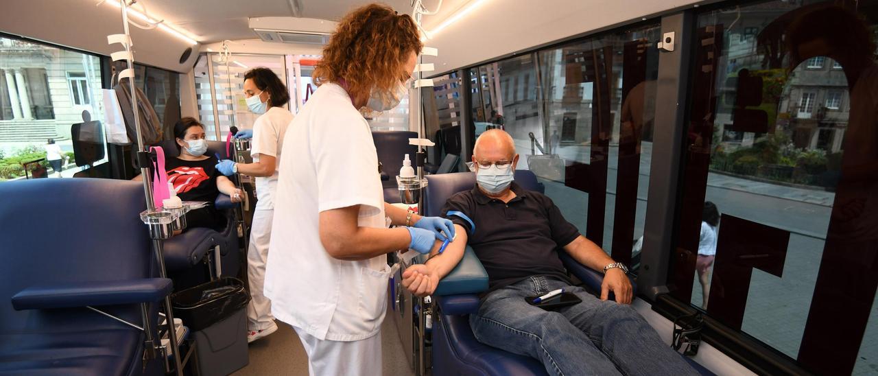 Martín Segovia y Jessica González donando sangre en la unidad móvil en la Praza de España de Pontevedra.