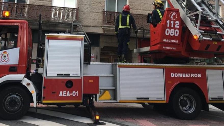 Herido un menor tras precipitarse por un patio de luces en Ferrol