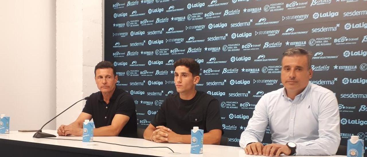 Zé Carlos, en su presentación, junto a Amadeo Salvo y Miguel Ángel Gómez.