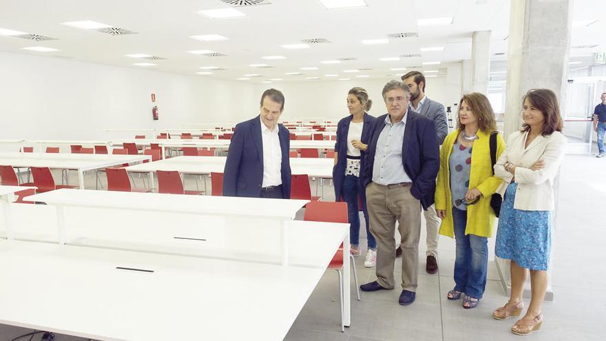 La biblioteca de Navia, a punto  |  El regidor Abel Caballero visitó junto a varios ediles de la corporación municipal las instalaciones que acogerán la nueva biblioteca de Navia, con capacidad de 200 puestos de lectura y en la que se han invertido 445.000 euros. También recordó que entre cubiertas de patios, becas de comedor, mantenimiento de centros y otras ejecuciones en materia educativa, el Concello invirtió cerca de 6 millones de euros que &quot;tendría que pagar la Xunta&quot;. &quot;Es un escándalo&quot;, aseveró Caballero.