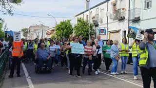 Centenares de vecinos de Cerro Muriano se manifiestan para denunciar retrasos en el autobús