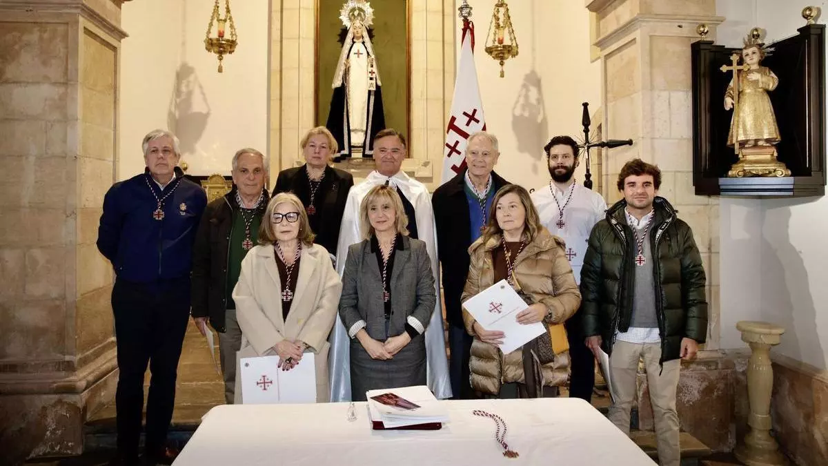 Bienvenida y medalla a siete nuevos hermanos de la Cofradía del Santo Sepulcro
