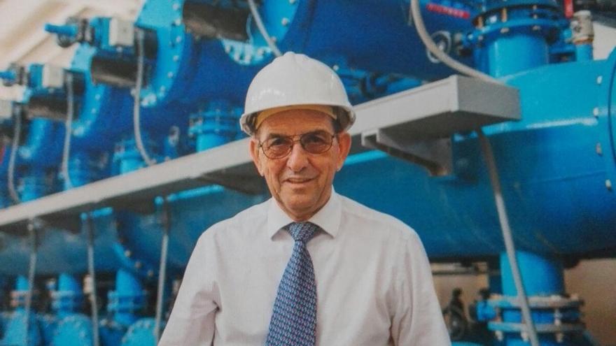 Ángel Urbina Olarte, presidente de la SAT San Enrique en la estación de filtrado del agua contra el mejillón cebra.