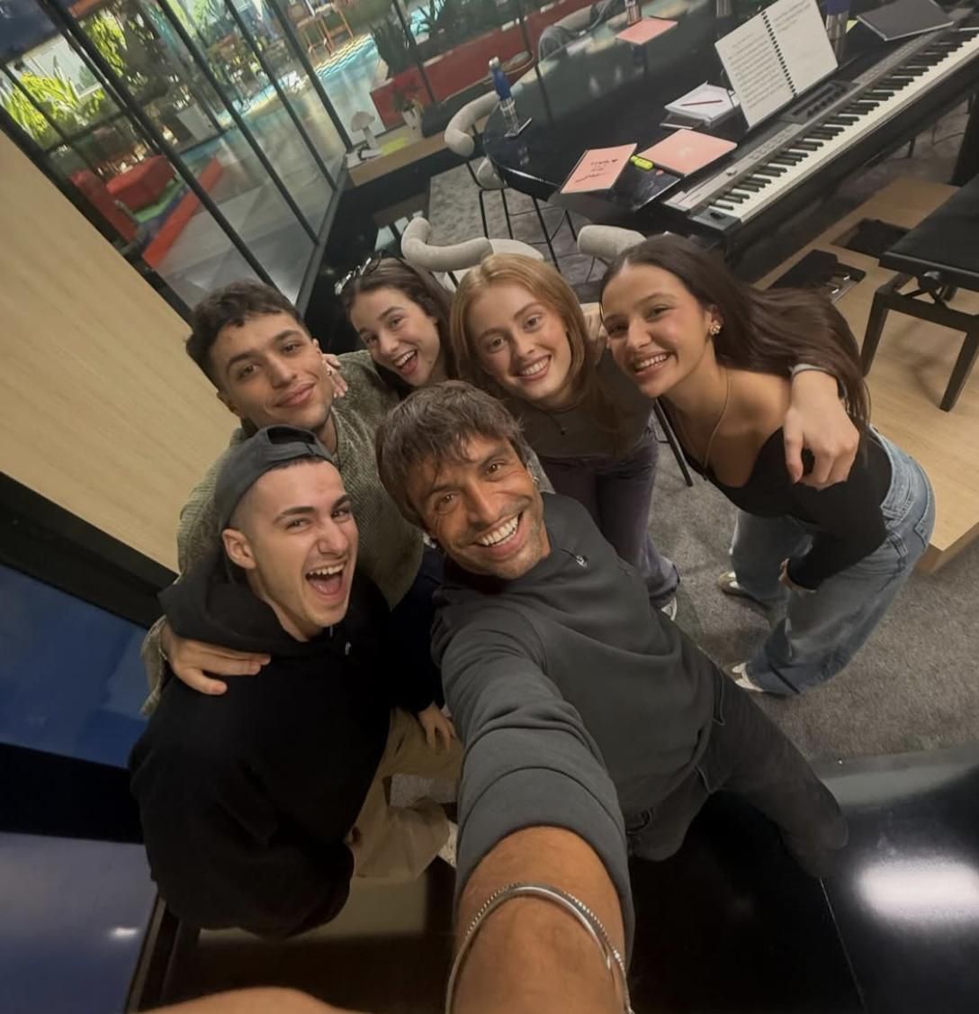 Manu Guix junto a los cinco finalistas