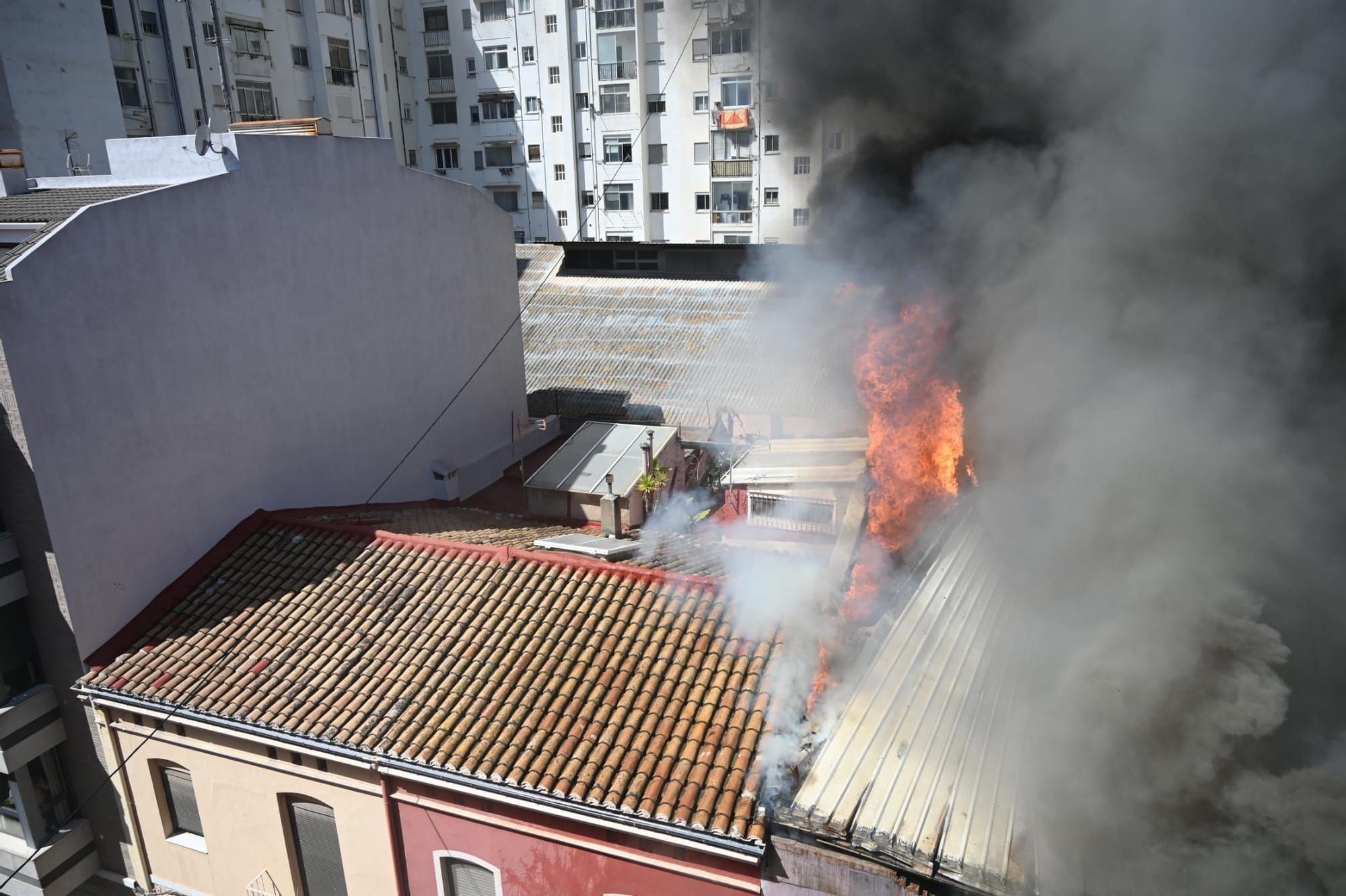 Galería de fotos: Espectacular incendio en el centro de Castelló