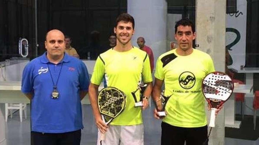 Mateo García y Hugo Suárez posan con sus trofeos.