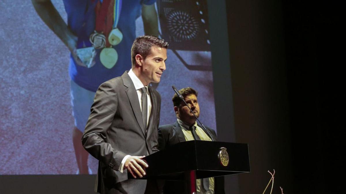 Miguel Ángel López agradece sobre el escenario el Premio Importante del mes de agosto.