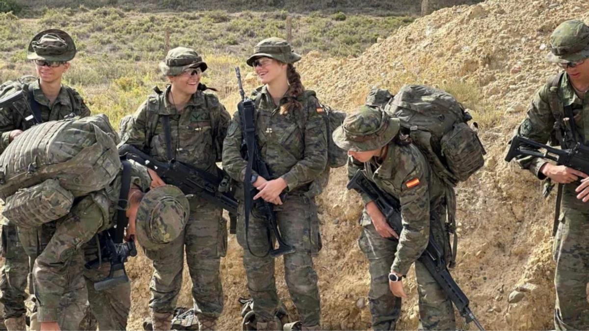 Doña Leonor, durante unas maniobras militares con sus compañeros.