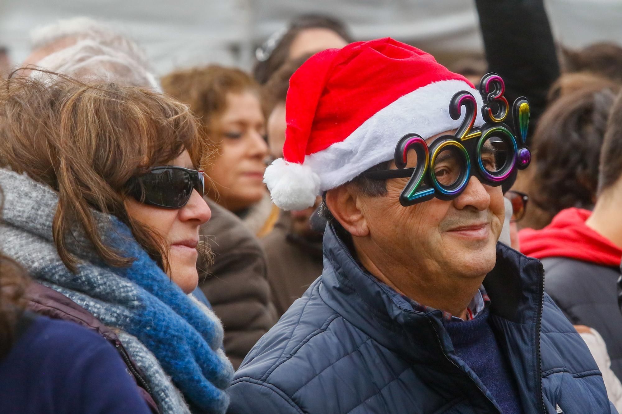 Decenas de personas se dieron cita en Vilagarcía para festejar el nuevo año por adelantado