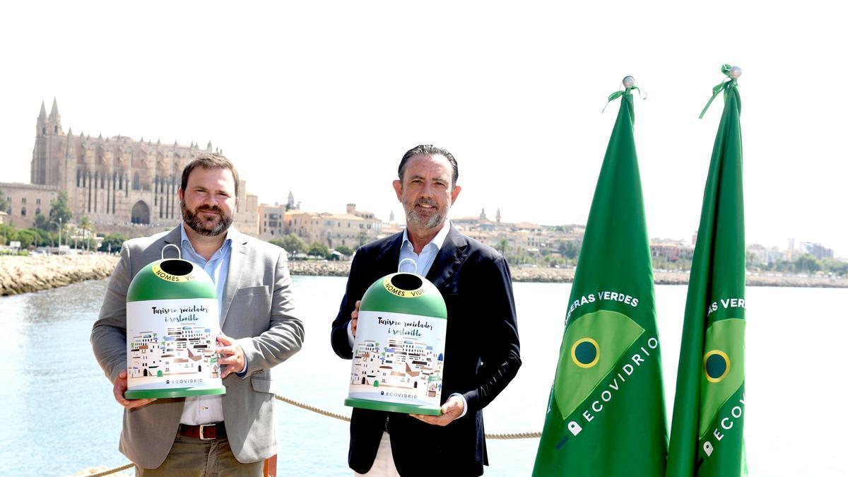Alejandro Sáenz de San Pedro García, Conseller de Empresa, Autónomos y Energía e Iván Tolsa, coordinador de Ecovidrio en las Iles Balears en el acto presentación en Palma.