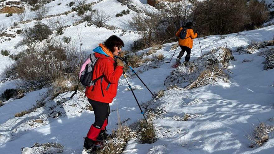 Dos montañeros en raquetas por la ruta hacia la braña somedana de Mumián. // M. R.