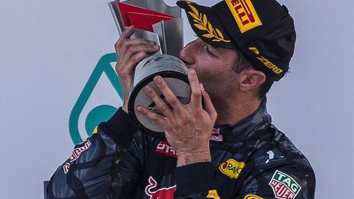 Ricciardo, besando el trofeo