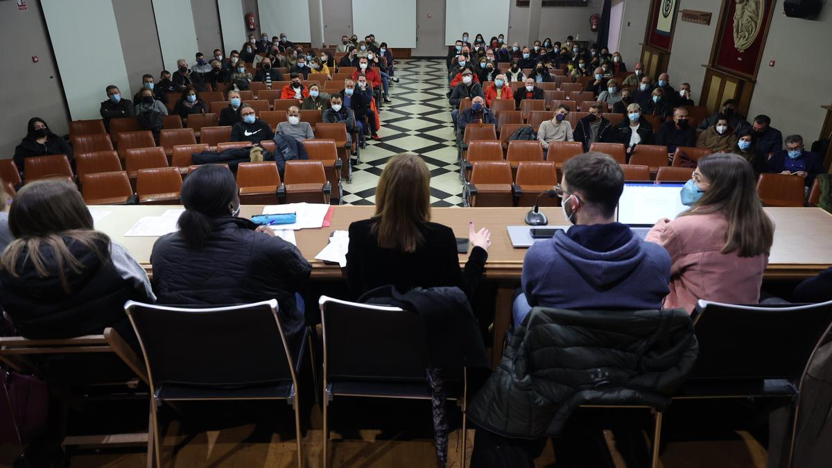 Medio centenar de personas asistió a la asamblea extraordinaria de peñas.