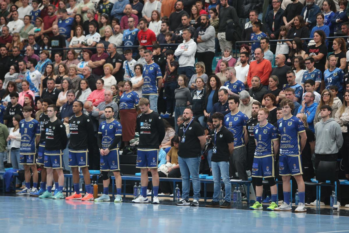 Equipo y público antes del inicio del último partido ante el Rebi Cuenca.