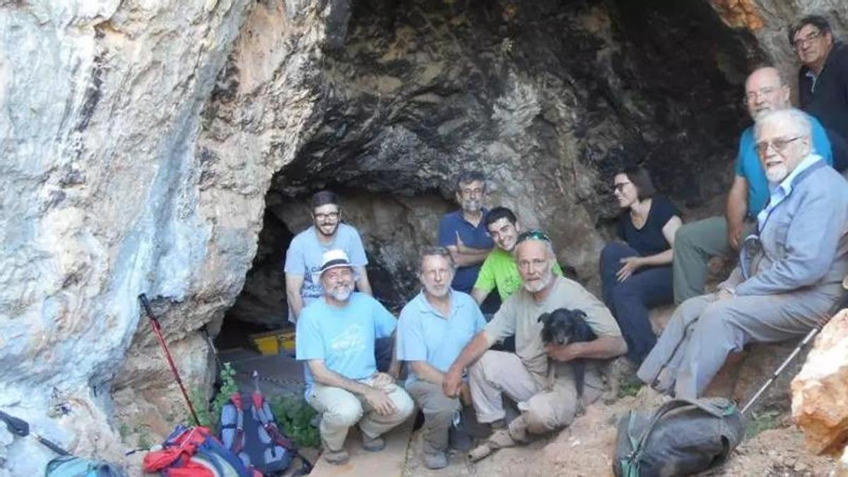 La visita del gran especialista internacional de arte paleolítico Georges Sauvet (el primero por la derecha) a la Cova del Comte en 2017