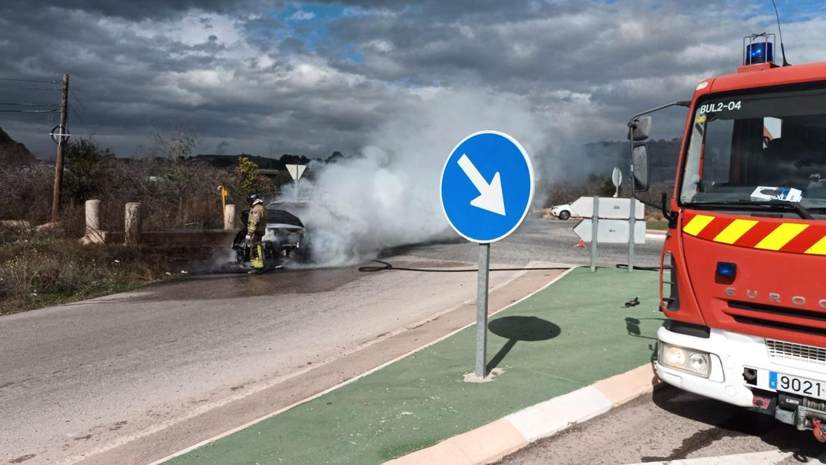 Un vehículo en llamas en la rotonda de acceso a la A-7 a la altura de Santomera.