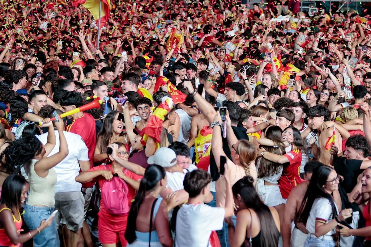 Imágenes del ambiente del partido de España en Santa Cruz