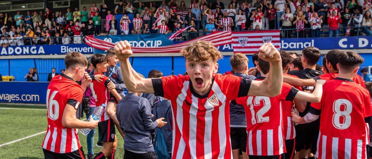 Los jugadores del Athletic celebran la victoria ante Osasuna en cadete sub-15. | OVIEDO CUP