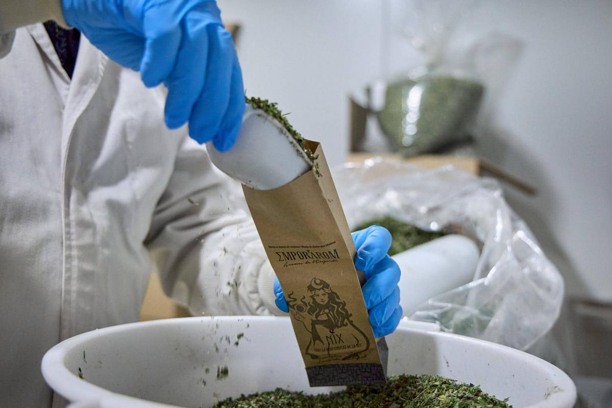 Procés d'envasament d'una de les infusions d'Emporarom.